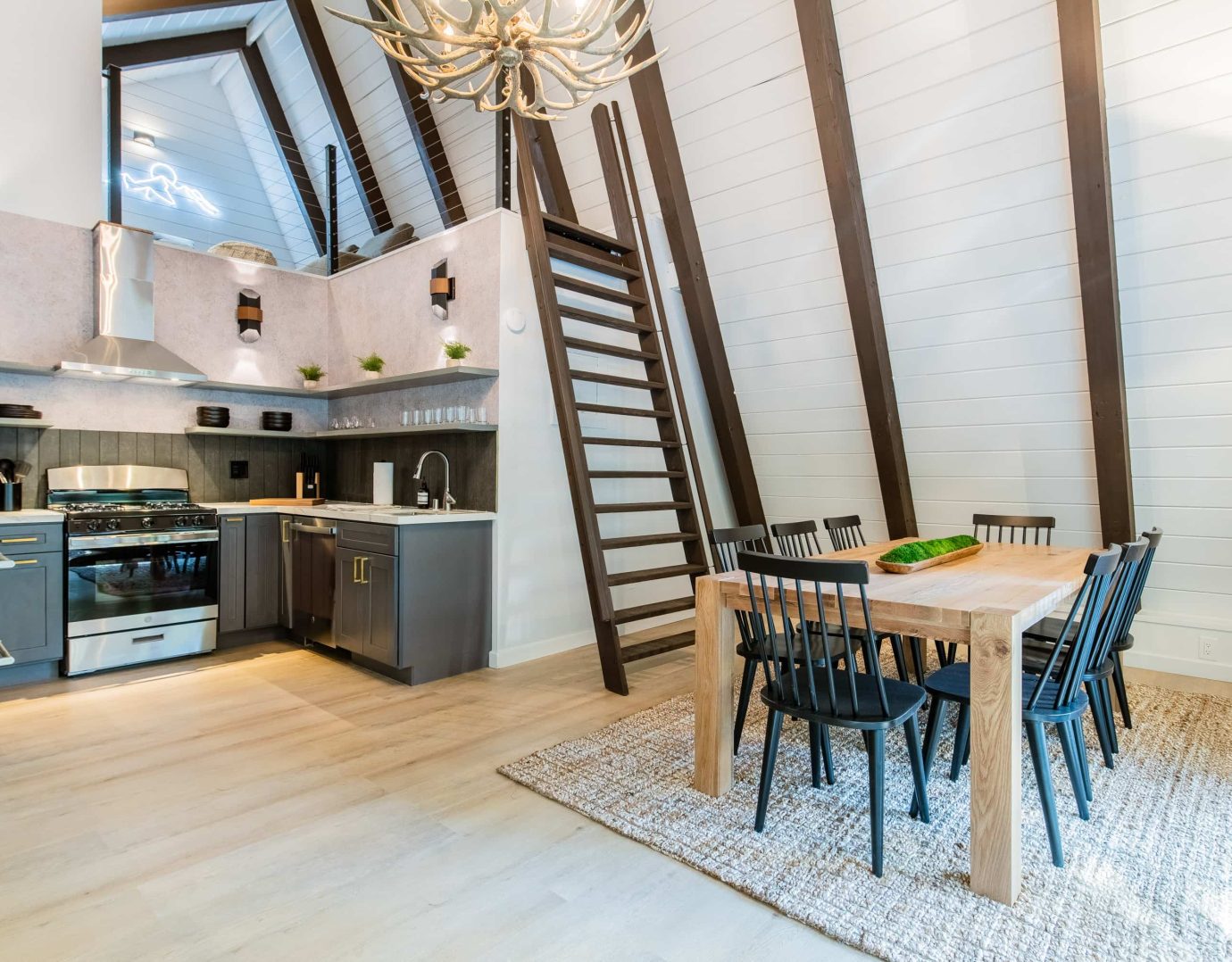 Modern mountain kitchen and dining area ideal for a cozy mountain retreat.