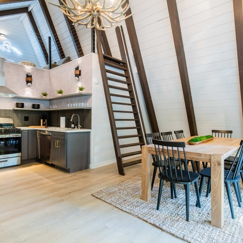 Modern mountain kitchen and dining area ideal for a cozy mountain retreat.