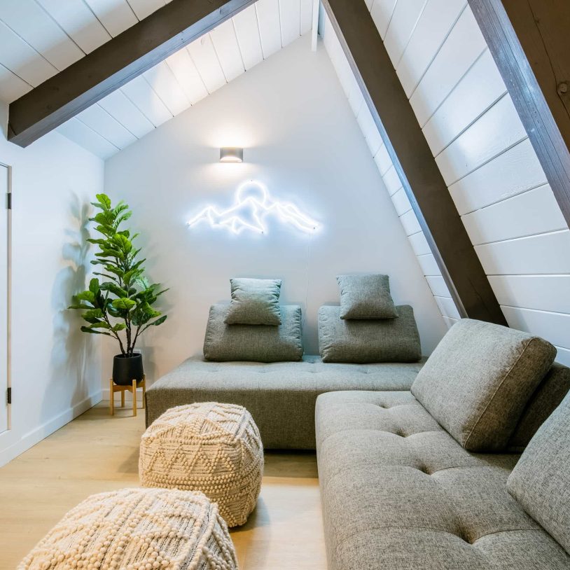 Modern mountain lounge area in a cozy retreat, ideal for a Lake Arrowhead escape.