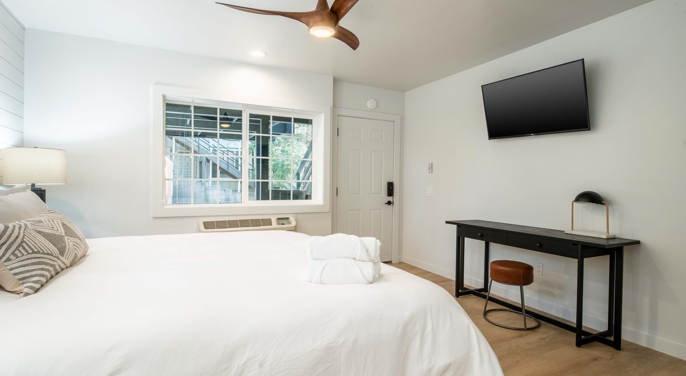 Modern room at cozy mountain retreat, perfect for a Lake Arrowhead Family Vacation.