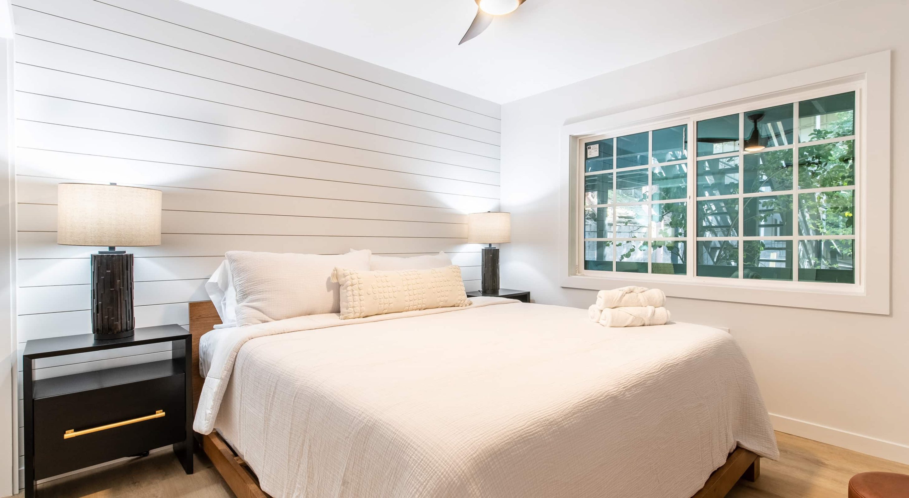 Cozy, modern bedroom in a Lake Arrowhead Lodging, perfect for a relaxing getaway.