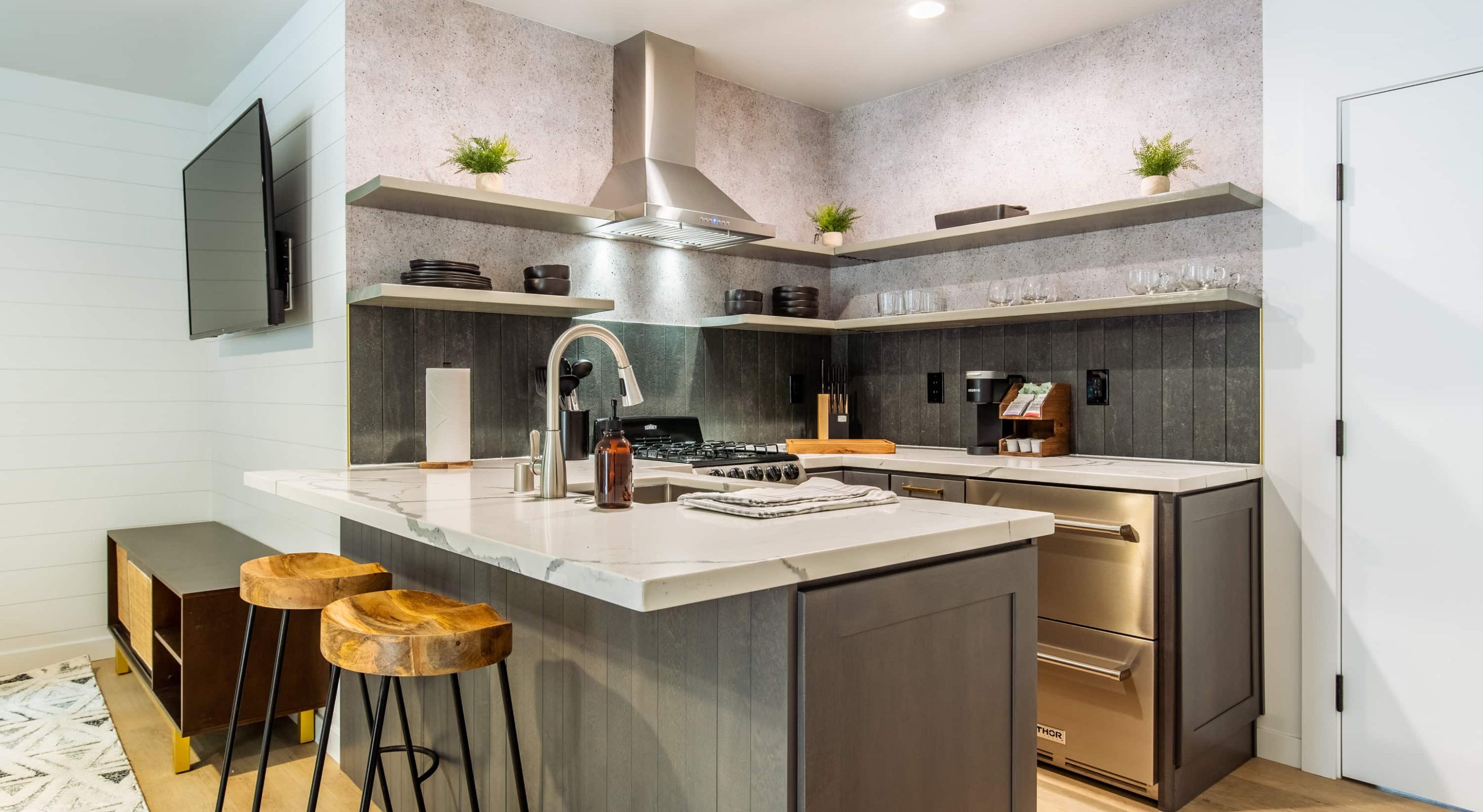 Modern kitchen in cozy mountain retreat, perfect for a Lake Arrowhead family vacation.