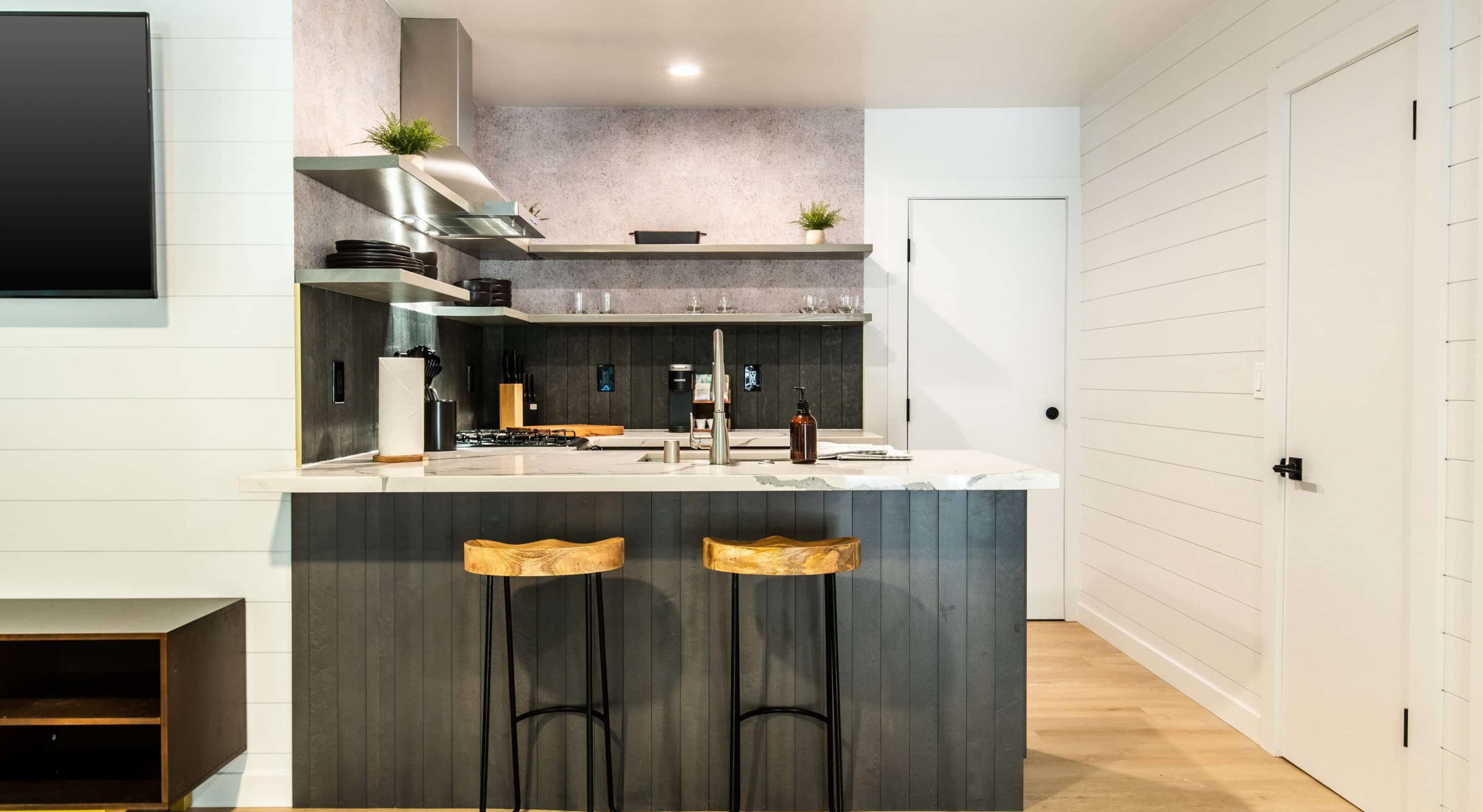 Modern kitchen design in a cozy mountain retreat, a top place to stay in Lake Arrowhead.