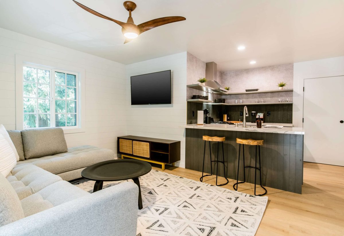 Modern living area in a cozy mountain retreat, ideal for a Lake Arrowhead escape.