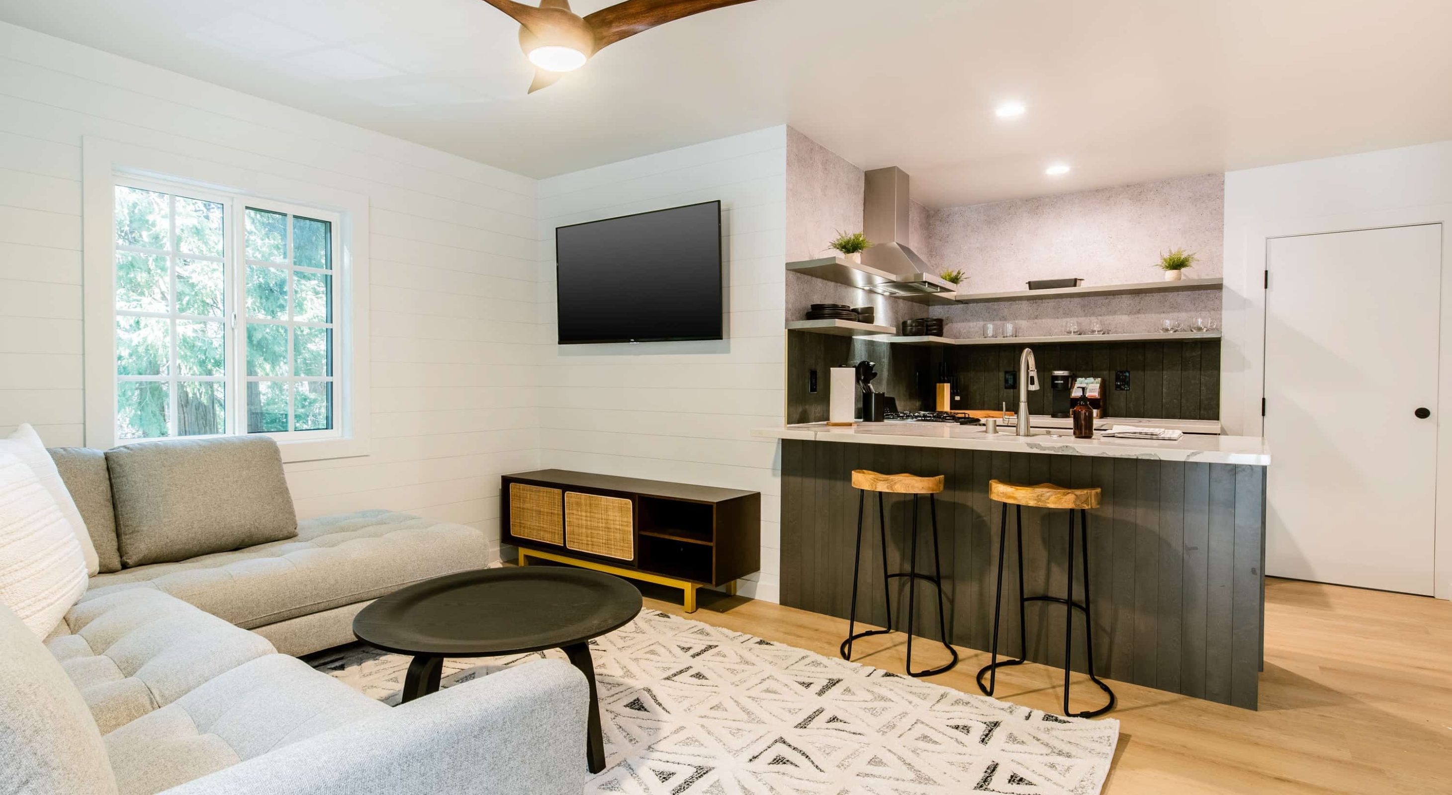 Modern living area in a cozy mountain retreat, ideal for a Lake Arrowhead escape.