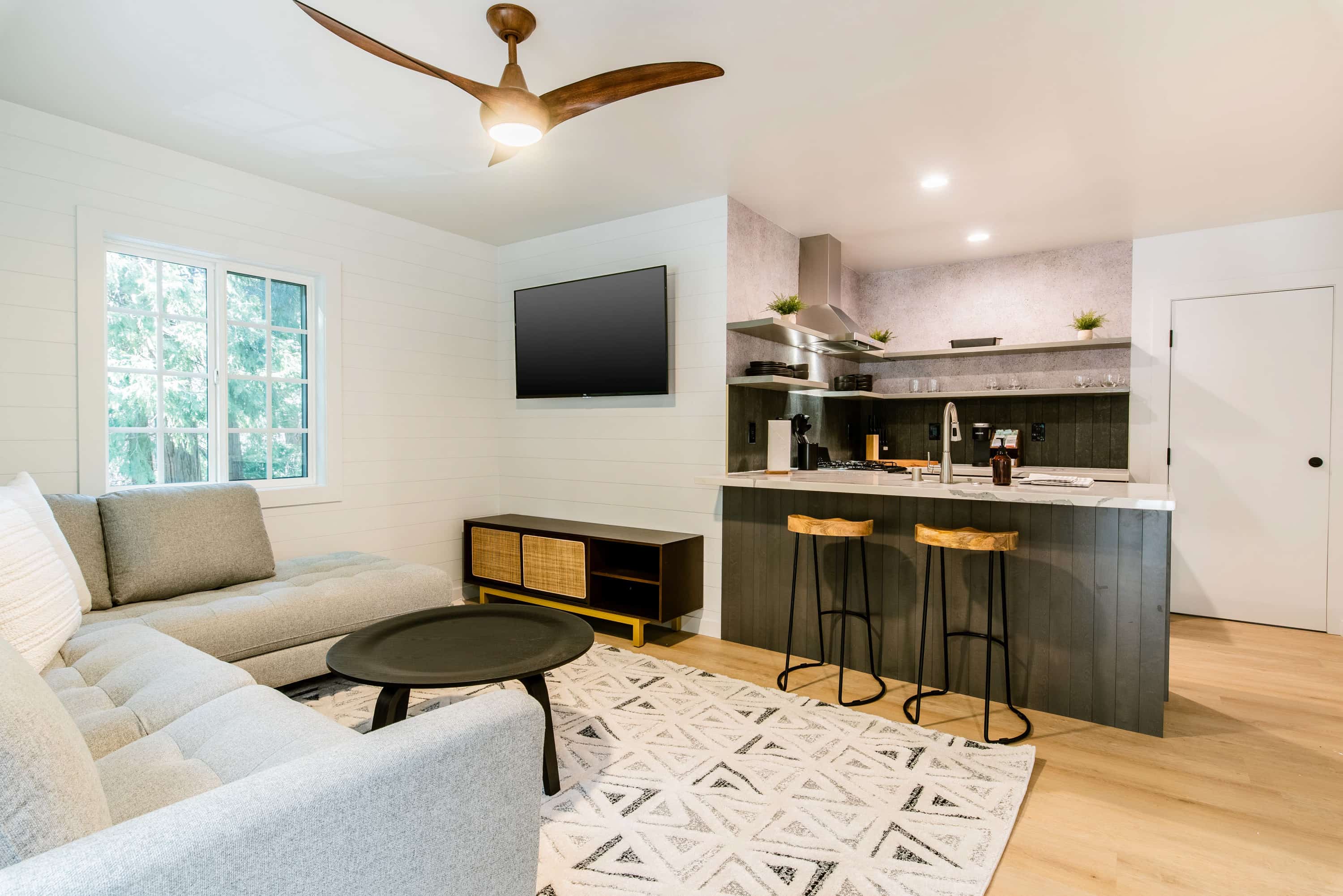 Modern living area in a cozy mountain retreat, ideal for a Lake Arrowhead escape.