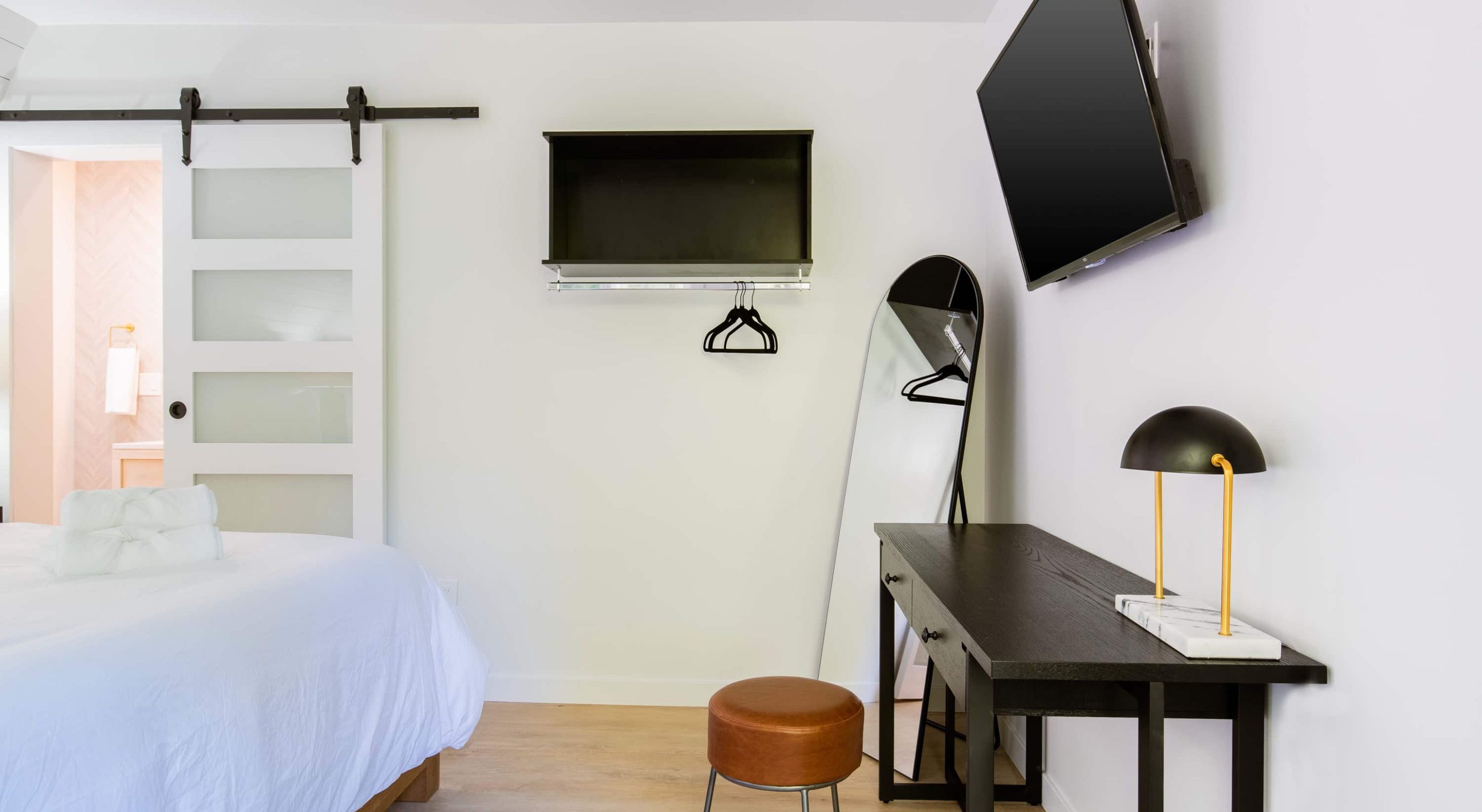 Modern mountain lodging room with minimalist decor, ideal for a Lake Arrowhead escape.