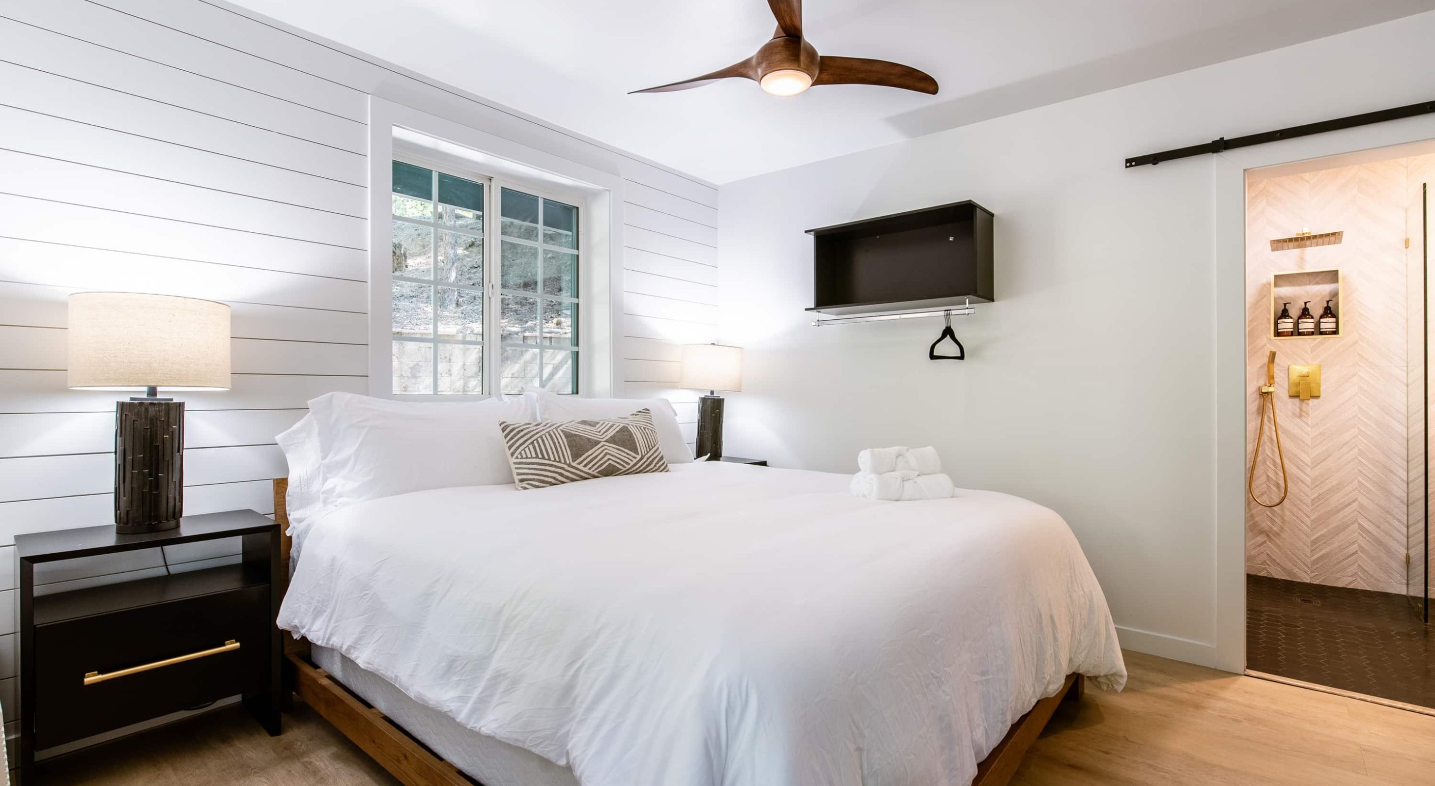 Modern, cozy room in a boutique hotel near the village, perfect for Lake Arrowhead escape.