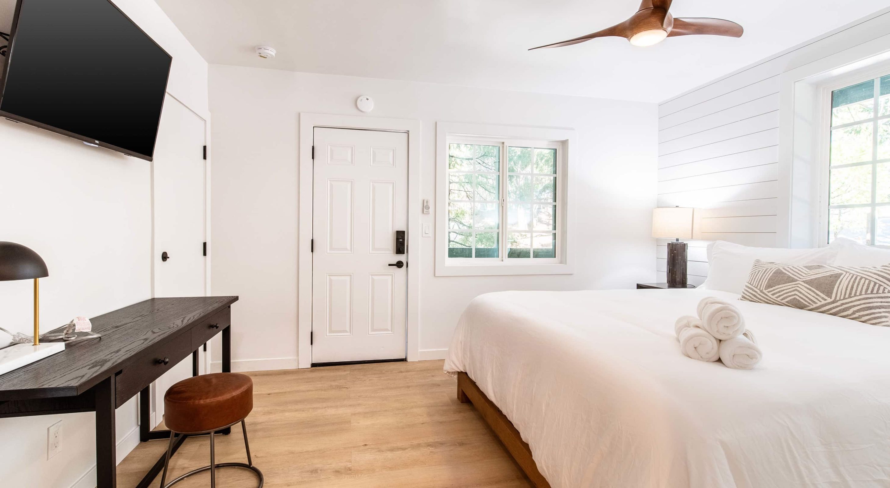 Cozy room at boutique hotel near The Village, ideal place to stay in Lake Arrowhead.