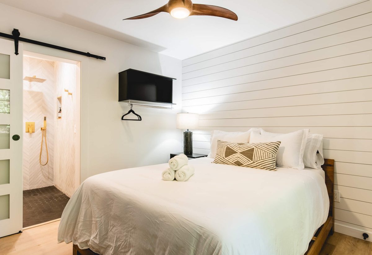 Cozy room in a Boutique Hotel with modern decor, perfect for a Lake Arrowhead Escape.