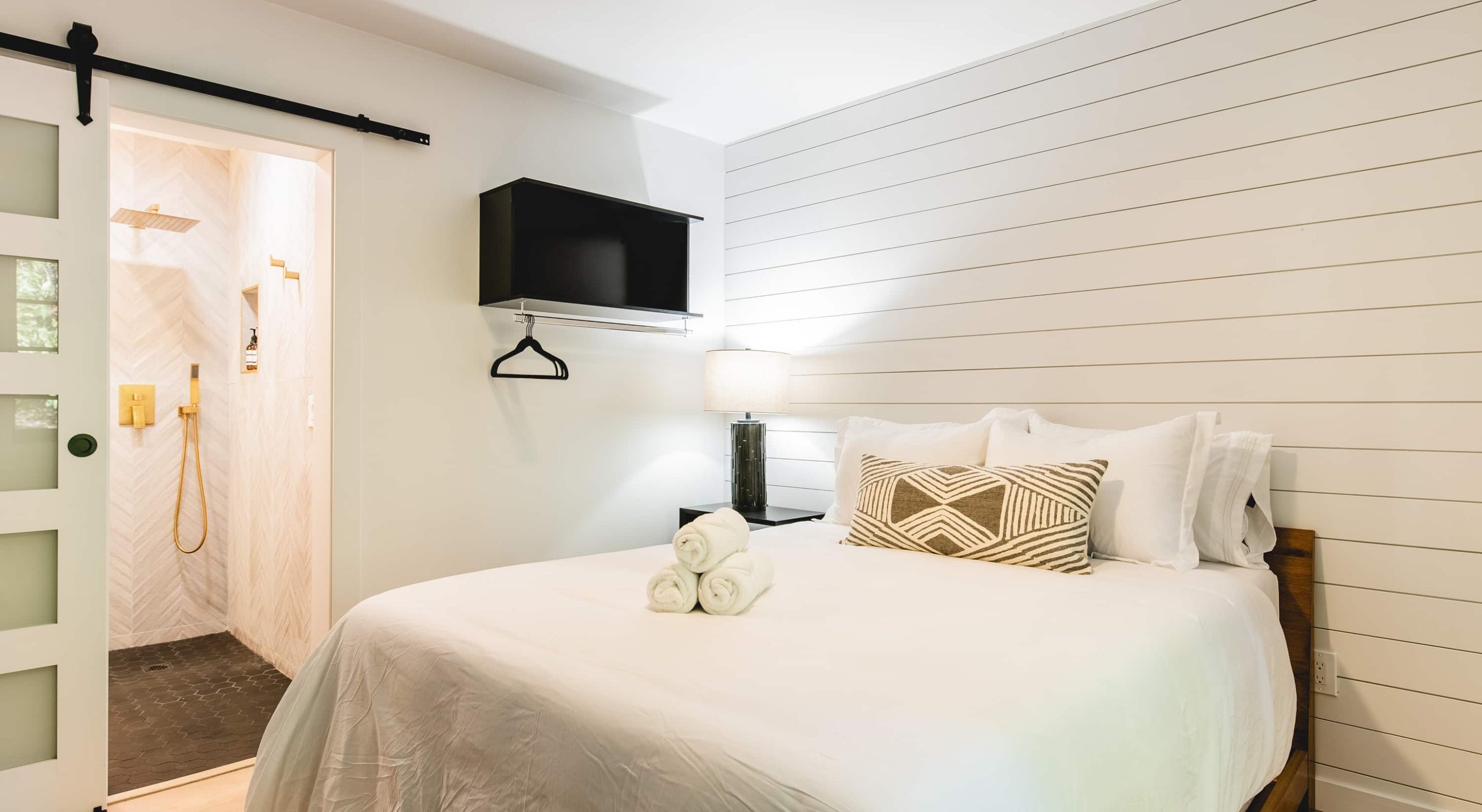 Cozy room in a Boutique Hotel with modern decor, perfect for a Lake Arrowhead Escape.