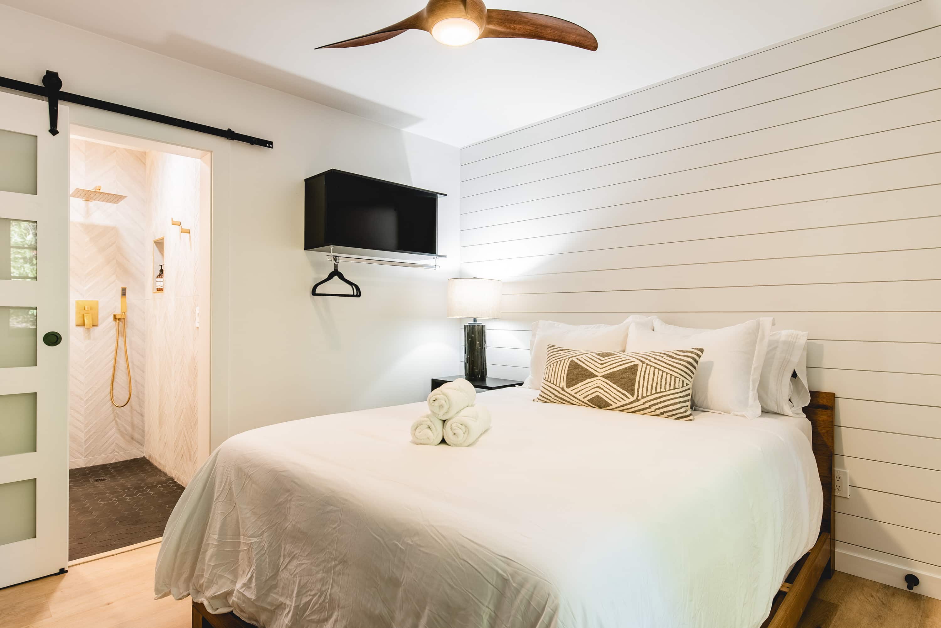 Cozy room in a Boutique Hotel with modern decor, perfect for a Lake Arrowhead Escape.