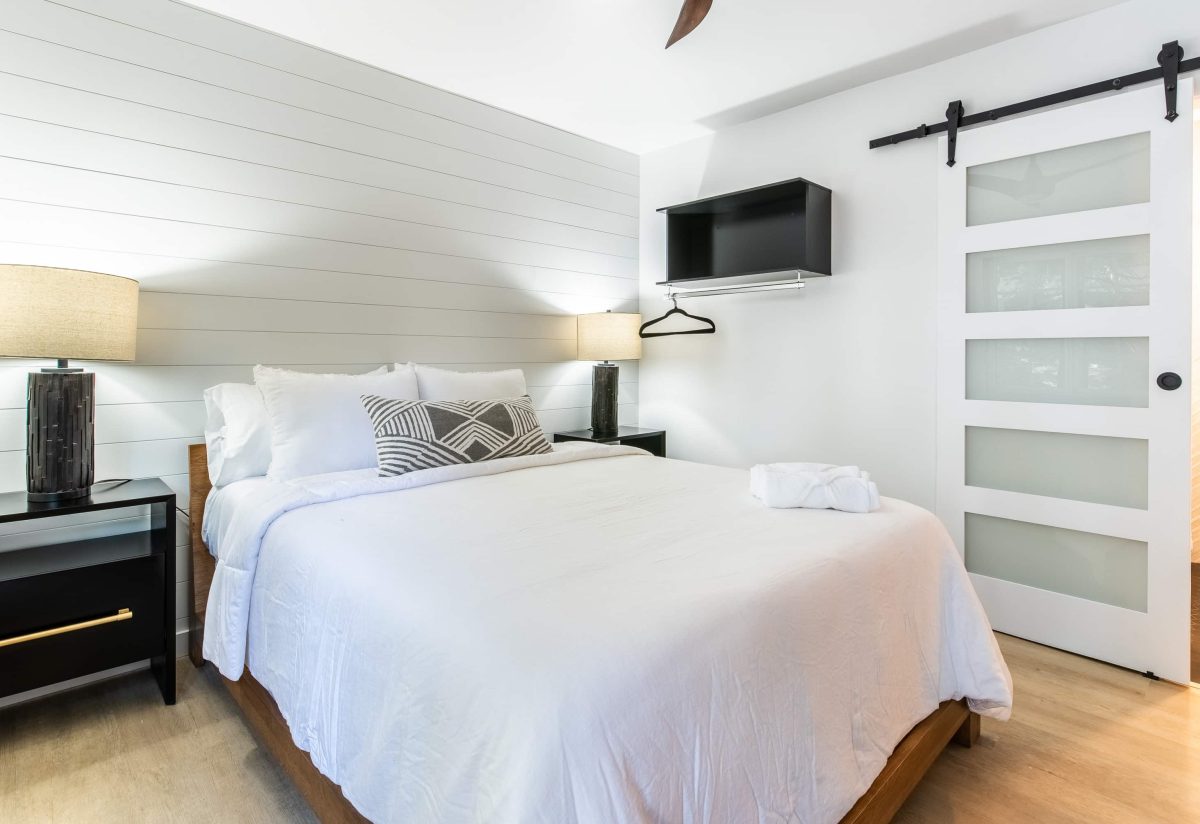 Cozy room in Lake Arrowhead Lodging, perfect for a peaceful getaway from Los Angeles.
