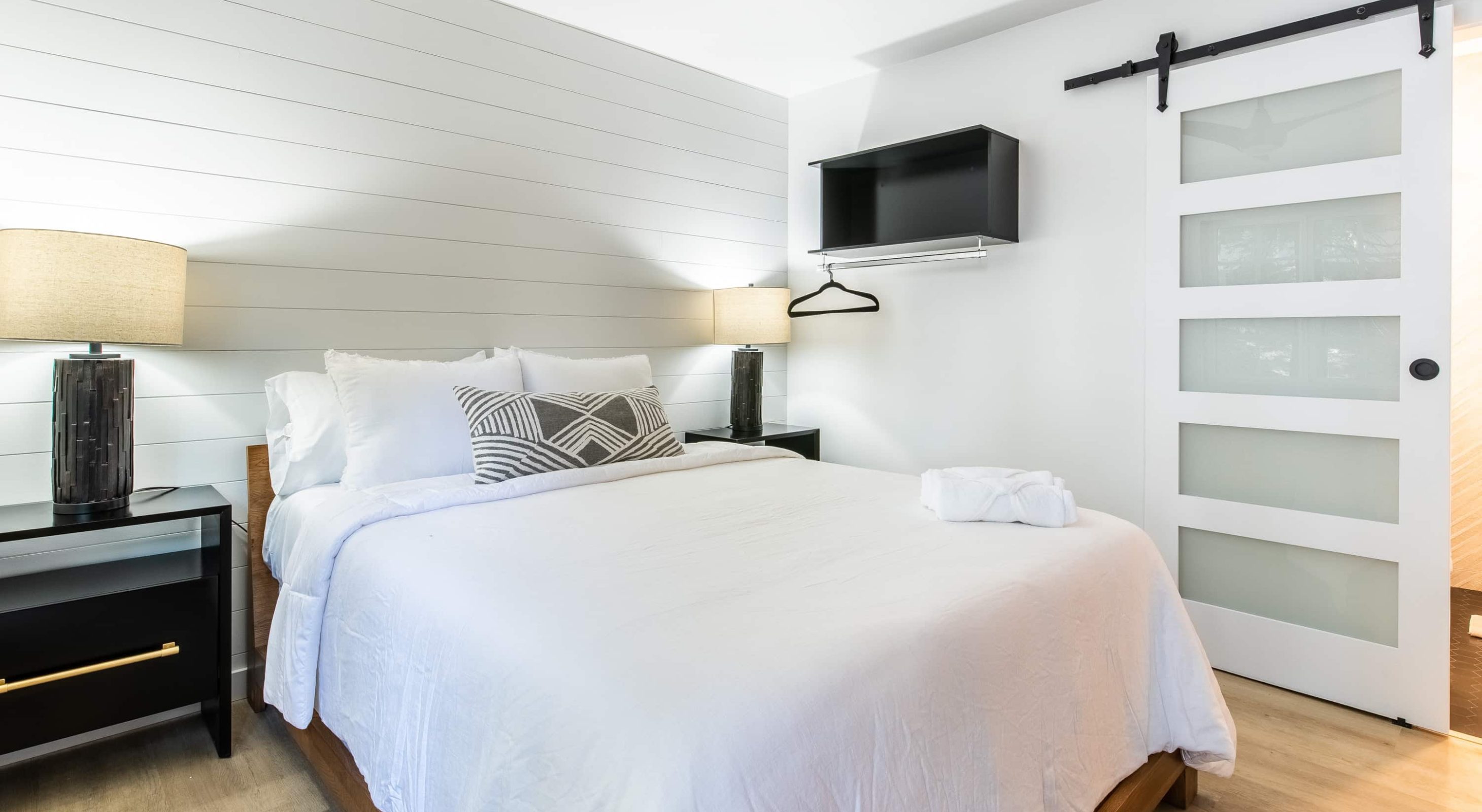 Cozy room in Lake Arrowhead Lodging, perfect for a peaceful getaway from Los Angeles.