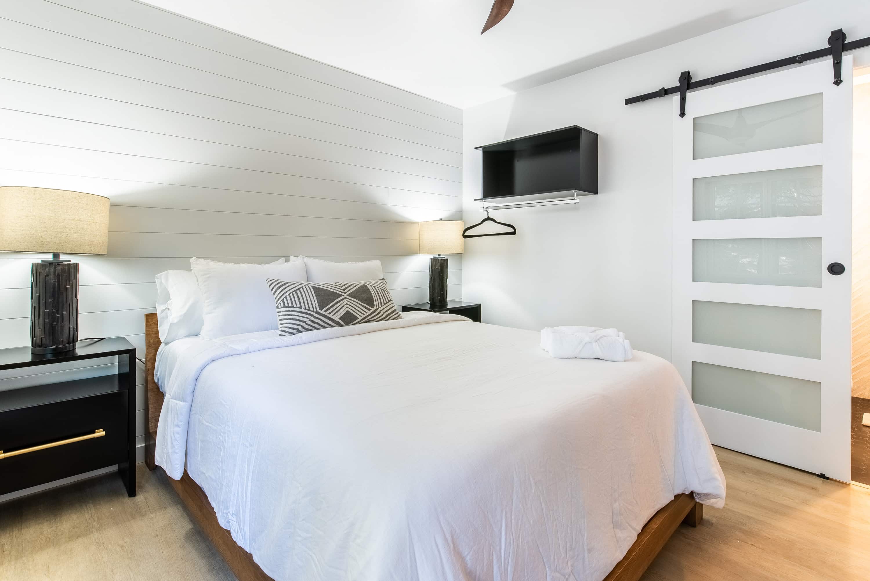 Cozy room in Lake Arrowhead Lodging, perfect for a peaceful getaway from Los Angeles.
