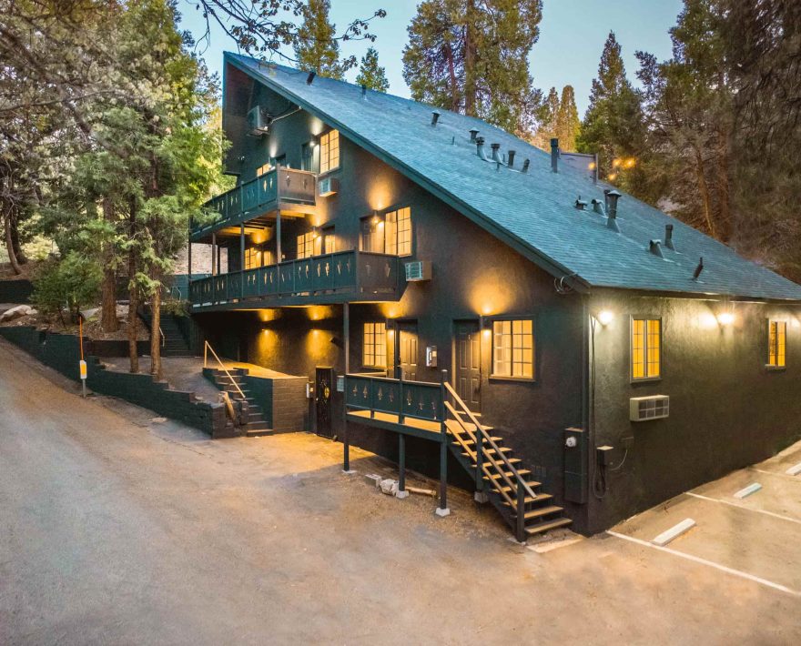 Cozy Mountain Retreat: Warmly lit lodge nestled in pine forest for Lake Arrowhead getaways.