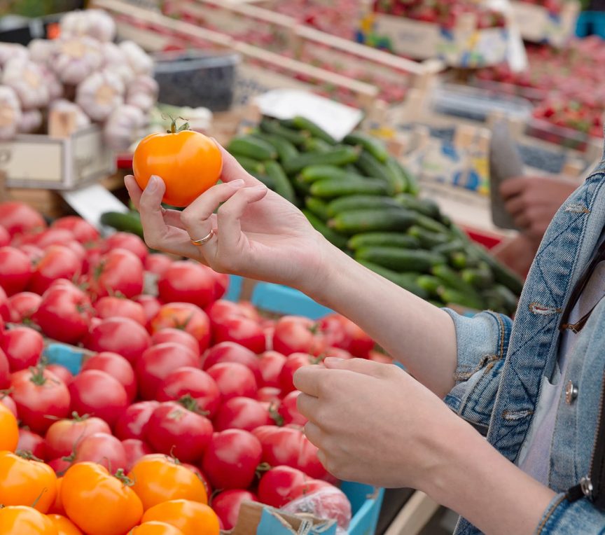 woman shopping for produce at farmers market