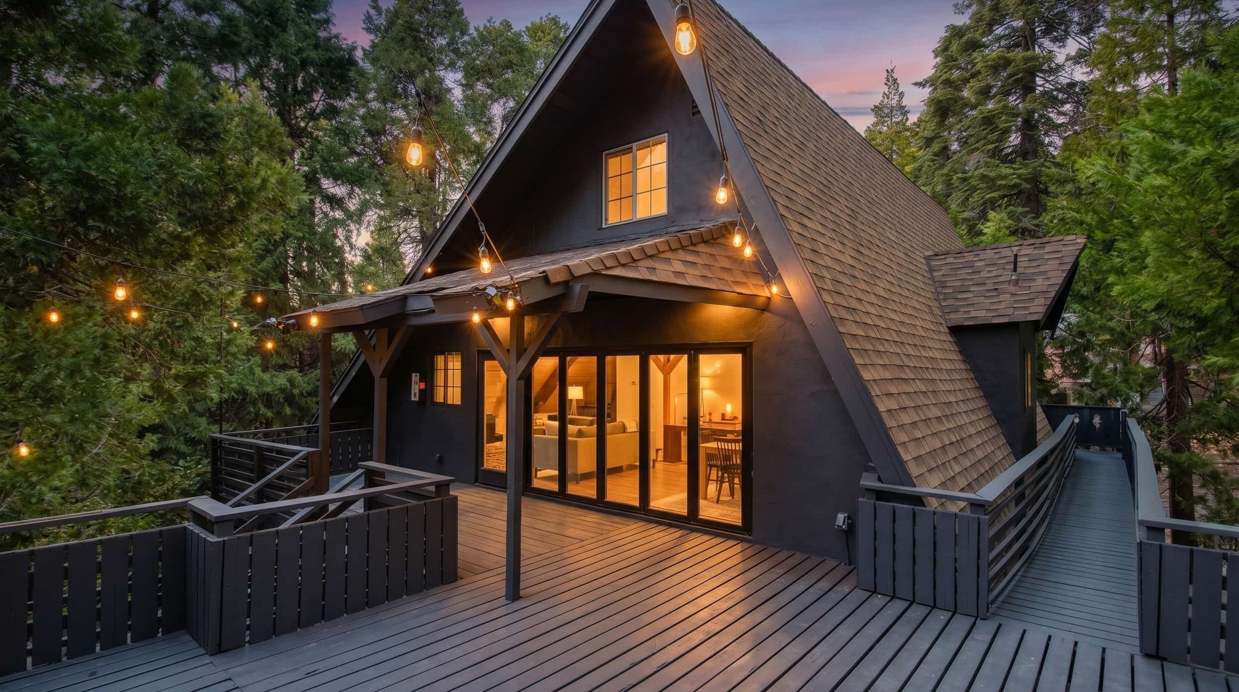 Exterior of Lake Arrowhead mountain inn with large desk and lush trees